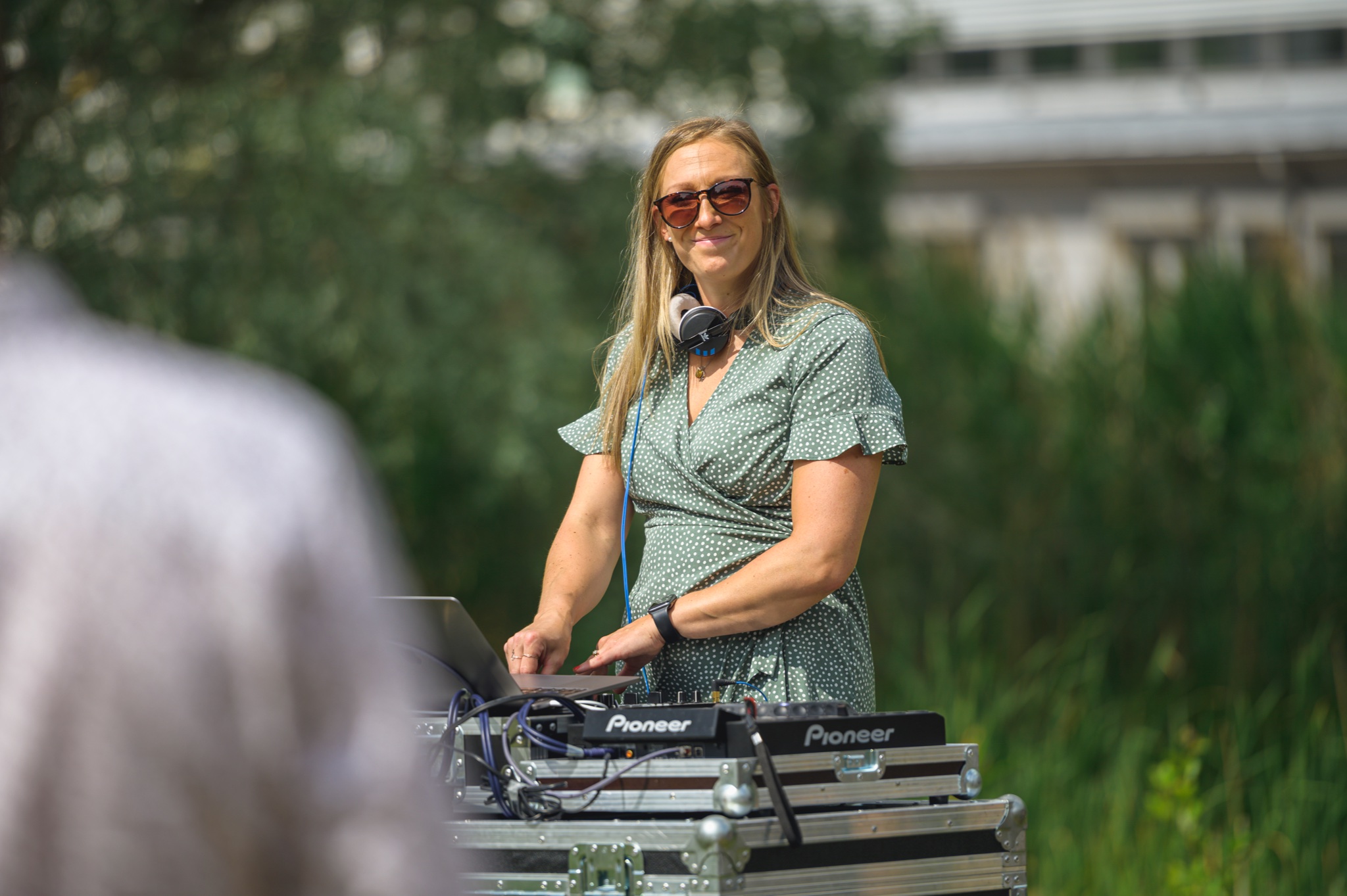 DJ Josefine spelar musik på en sommarfest och ser glad ut