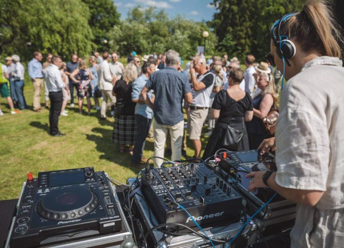 DJ Josefine Goodwin stor bakom skivspelarna på Linköping Science Parks sommarfest 2024.